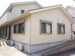 シンプルな建物の外観