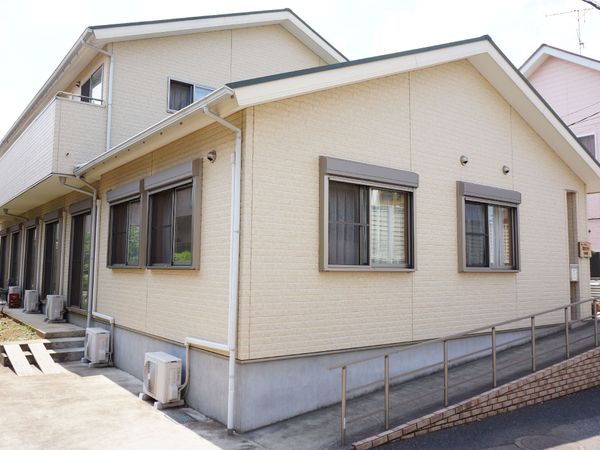 シンプルな建物の外観
