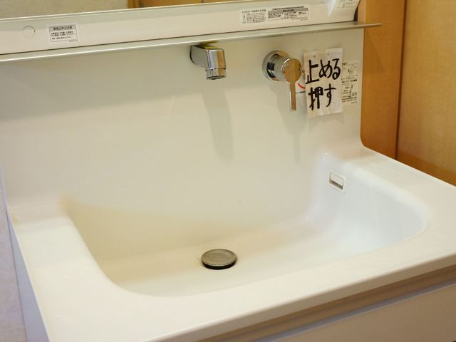 清潔な洗面台 洗面台 ゆったりとした洗面器で、利用者の清潔をしっかりとサポートします。手洗いの際も快適にご使用いただける環境です。