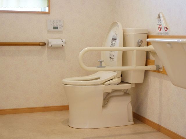バリアフリー対応のトイレ トイレ 工夫を凝らしたトイレの手すりは、安全にご利用いただけるよう配慮されています。サポートが必要な方にも安心の設備です。