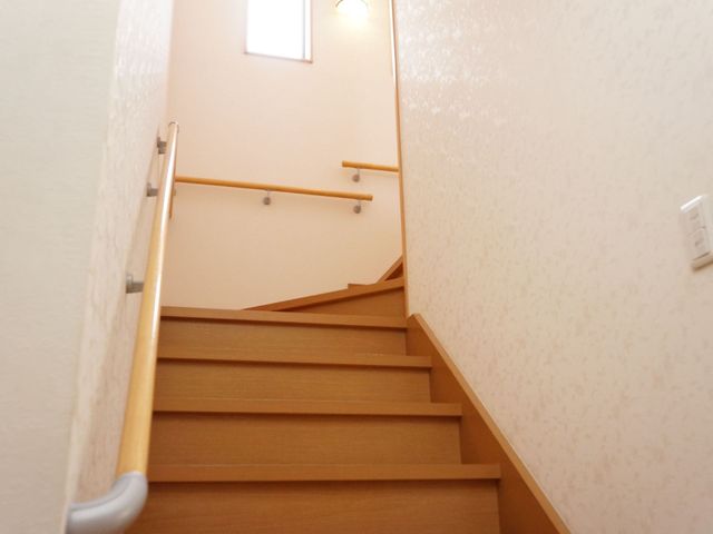 手すり付きの階段 階段 手すりが設置された安全な設計の階段です。スタッフと共に快適な就業環境を整えています。