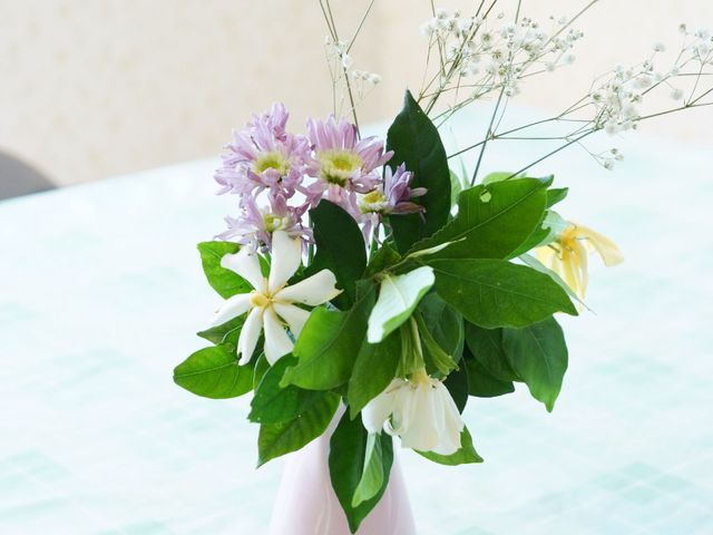 花が飾られたテーブル 花瓶 テーブルに優雅な花が飾られ、明るい雰囲気の食空間を演出しています。安らぎのひとときをお過ごしいただくことができます。
