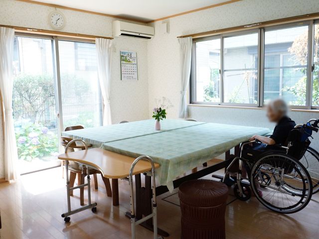車椅子の人がいる食堂 食堂 庭を眺めることができる、ゆとりある食堂です。車椅子の方も快適に過ごせる空間が整っています。