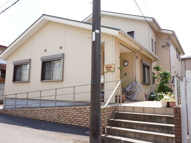 清潔感のある外観の建物 外観 手入れが行き届いた庭と暖かみのある建物は、訪れる方々に安心感を与えます。