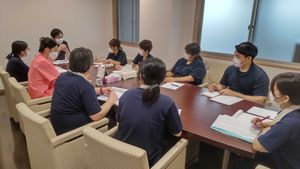 会議中のスタッフ  