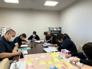 会議中の多人数会議室  