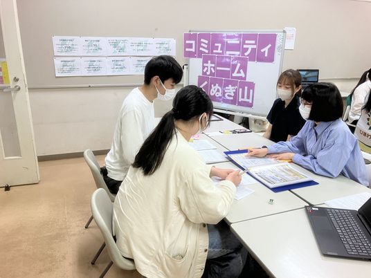 資料を確認するスタッフたち