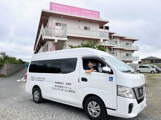 送迎車と建物