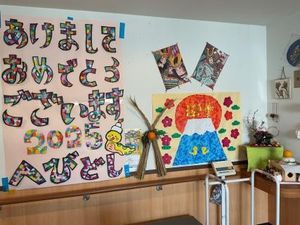 壁面飾りのある廊下  