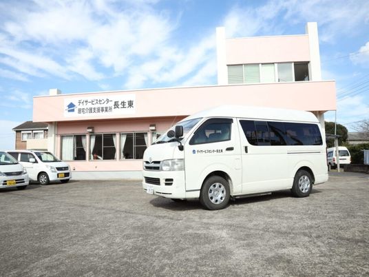 送迎車のある外観  
