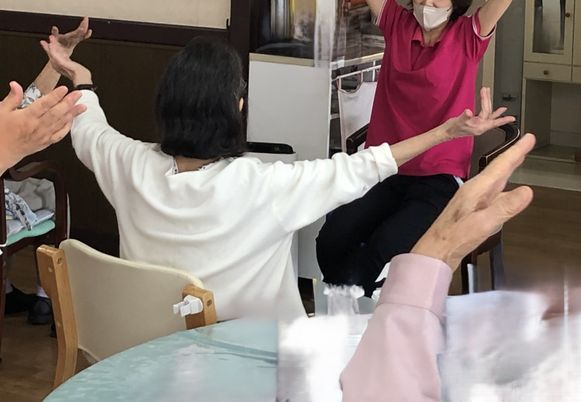 運動を楽しむ人々の部屋