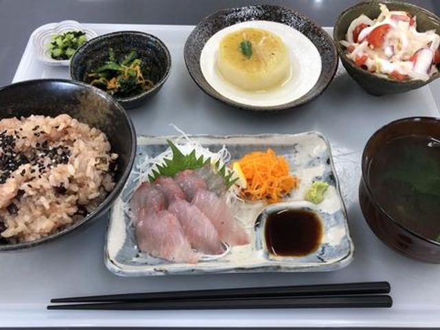 彩り豊かな食事の食堂 食堂 彩り豊かな食事が提供される場所です。バランスの取れた食事は、入居者の健康をサポートします。