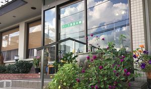 看板が見える玄関前