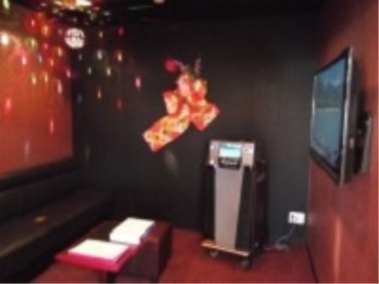 カラオケ設備のある空間