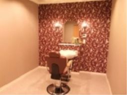 理美容室の椅子と鏡