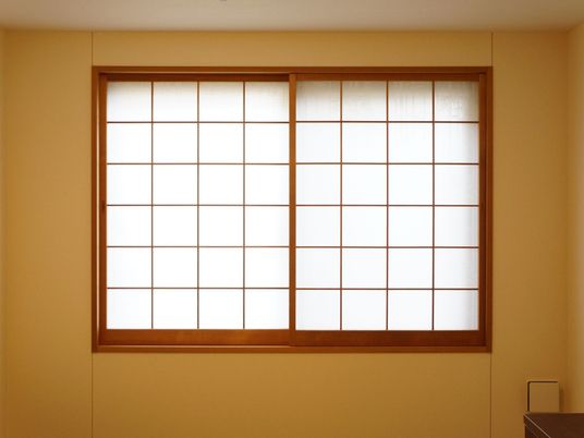 居室は茶色の壁紙で、壁にはガラス窓を設置している。また窓には和をイメージした、木目調の障子が取り付けられている。
