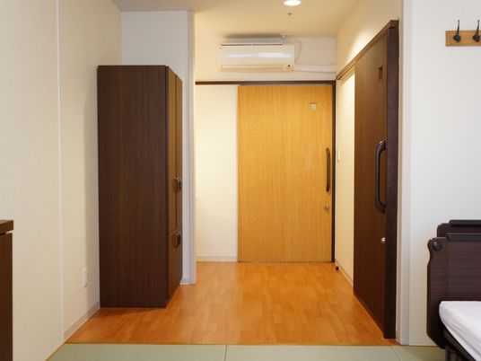 居室の入り口には、スライドタイプの扉を設置している。また室内にはクローゼットがあり、壁に空調設備が取り付けられている。