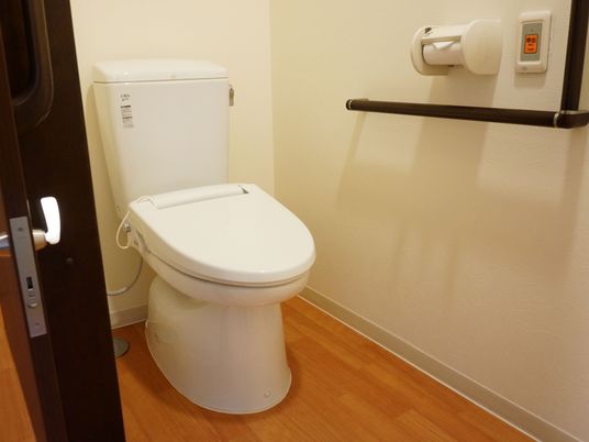 トイレには暖房便座のついた、洋式便器を設置している。また壁には呼び出しボタンがあり、手すりが取り付けられている。