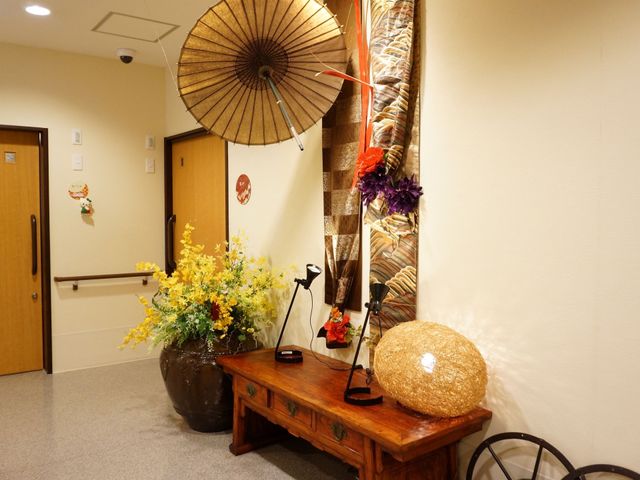 和風の廊下の装飾 和小物 和のテイストが感じられる温かみのある廊下です。日本の伝統的な要素を取り入れ、訪れる方に安らぎを提供しています。