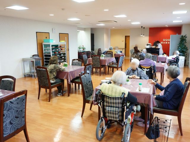 共有スペースでリラックス 食堂 ゆったりとした食堂で、入居者の皆さんがコミュニケーションを取りながら食事を楽しんでいます。利用者の交流も活発で、温もりある環境が整っています。
