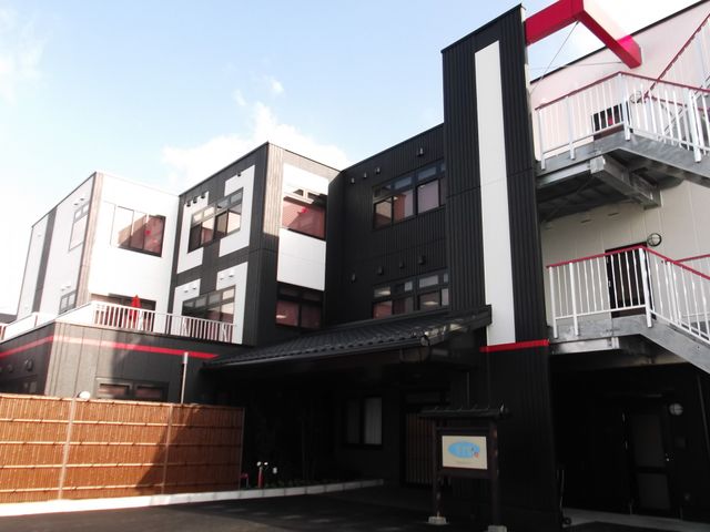 清潔感のある施設外観 外観 きれいでモダンな建物の中で、やりがいのあるお仕事に取り組みませんか？