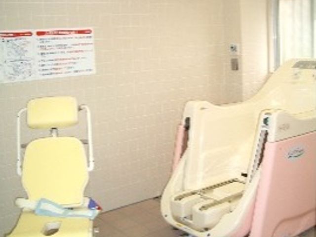 バリアフリー対応浴室設備 浴室 快適さを考慮したバリアフリーの浴室です。利用者様の安全とリラックスを支えるための設備が整っています。