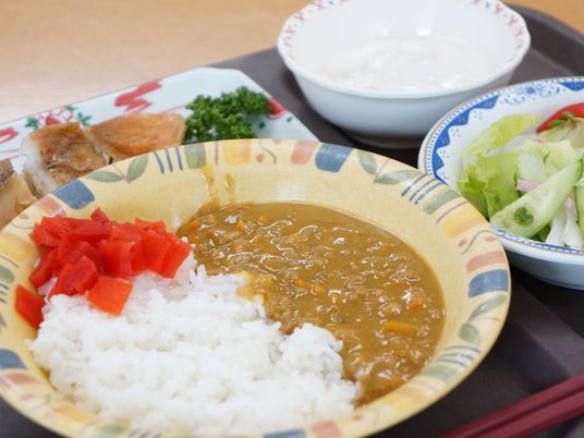 手作り感あふれる食事の様子