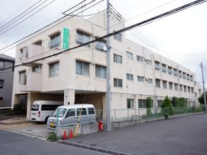 三階建ての建物全景
