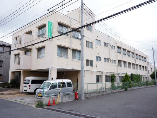 三階建ての建物全景