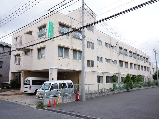 三階建ての建物全景 外観 ゆったりとしたスペースのある建物で、職員や訪問者のための駐車スペースも確保されております。