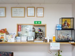 壁掛け賞状と棚の飾り