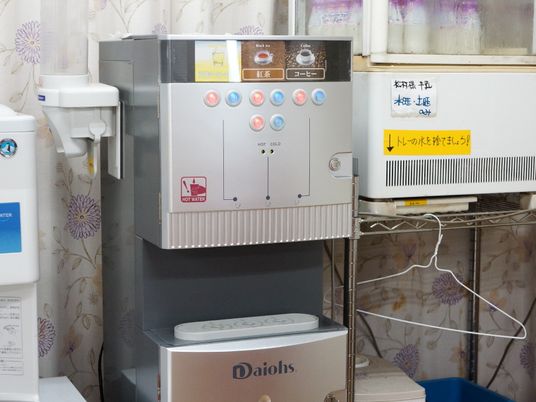 温冷水サーバーとコーヒーマシン