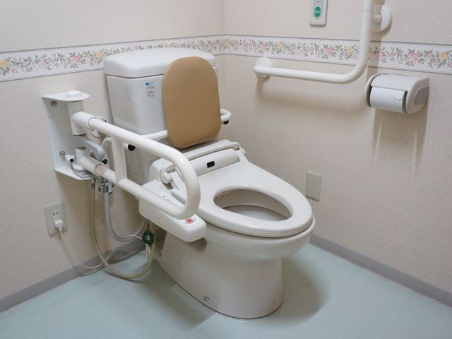 バリアフリートイレ トイレ サポートバー完備のトイレがあり、利用者様の自立を支援します。安全かつ快適にお使いいただける設計になっています。