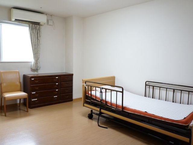 シンプルな居室 居室 広々とした居室には、必要な家具が整っており、日当たりも良好です。落ち着いた時間を過ごすことができる空間です。
