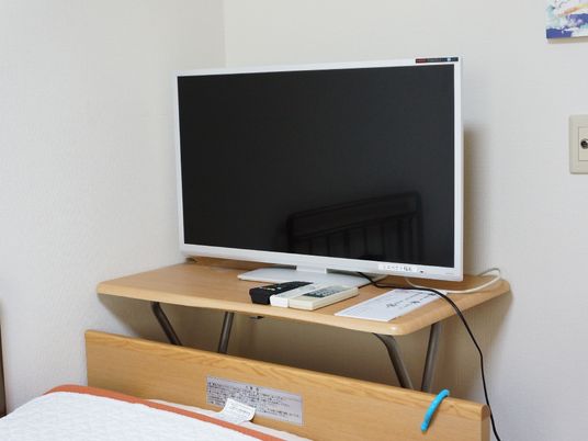 居室のテレビと机