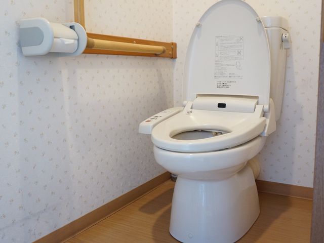 手すり付き清潔なトイレ トイレ 安全に配慮した手すりを備えた清潔感のあふれるトイレ空間です。利用者の快適性と利便性を考えた設計になっております。