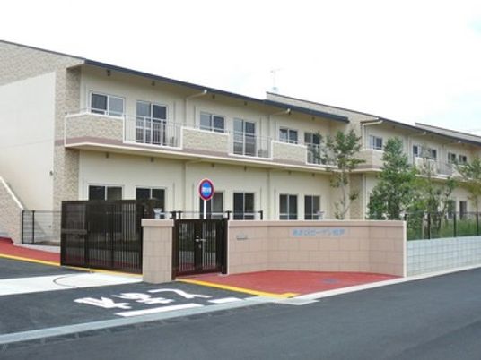 緑に囲まれた建物外観