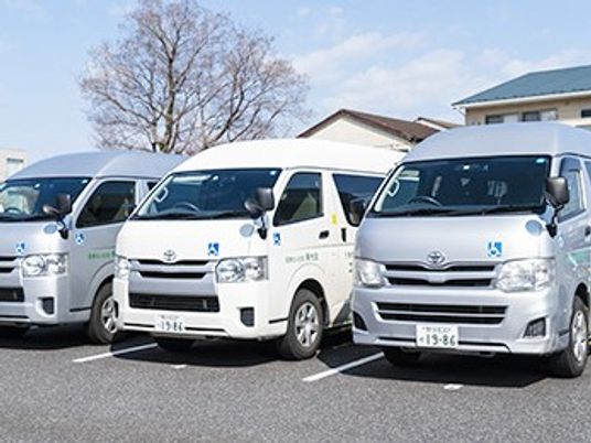 送迎車が並ぶ外観  