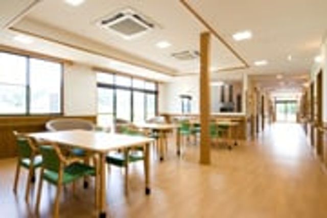 共用スペースの清潔感 廊下 ゆったりとした廊下は、清潔で明るく、居心地の良い空間を提供しています。