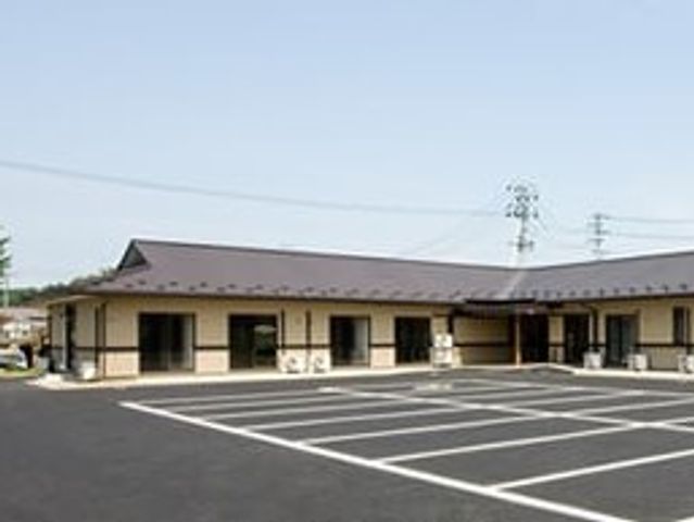 平屋の建物外観 外観   ゆったりした平屋建てで、前面に広い駐車スペースがあります。落ち着いた雰囲気で、働く場の全体像が分かりやすいです。
