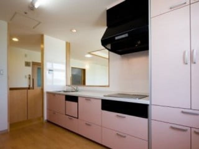 明るい食堂のキッチン キッチン   明るい空間に、収納の多いキッチンがすっきりと並んでいます。調理しやすい配置で、日々の支度がしやすそうです。