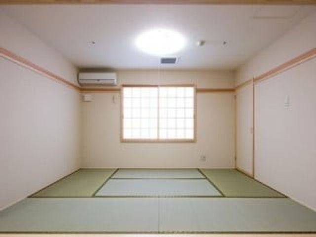 明るい和室 和室   自然光が入る、すっきりとした和室です。落ち着いた空間で、休憩やくつろぎの時間を過ごしやすそうです。