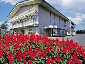 花壇と建物の外観  