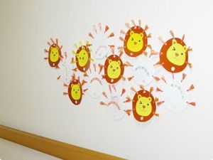 ライオンの壁飾りのある廊下  