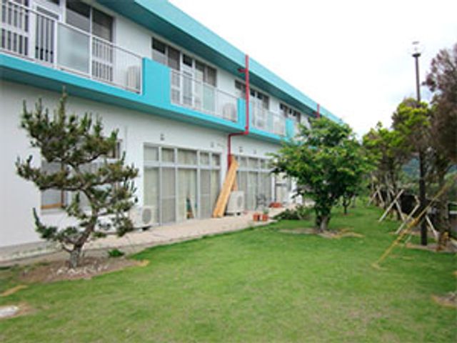 中庭での施設外観 外観 緑が広がる中庭を囲むようにした建物です。外でリフレッシュするのにぴったりの環境です。