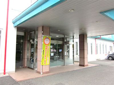 ガラス扉の建物外観