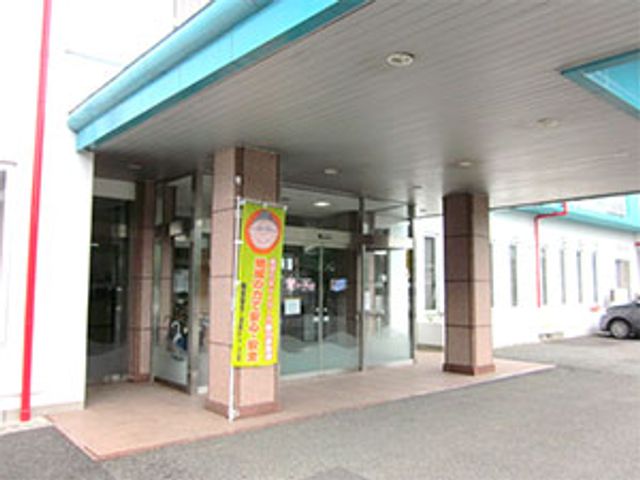 ガラス扉の建物外観 外観 広々とした出入口を持つ明るい施設の外観です。施設へのスムーズなアクセスが可能です。