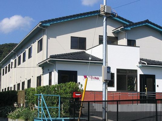 白い建物の外観  
