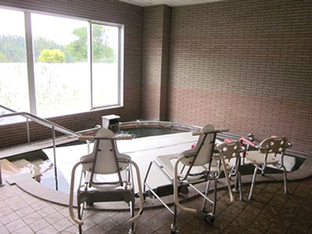 日光が入る浴室 浴室 自然光がたっぷり入る明るい浴室です。設備も整っており、快適に利用できます。