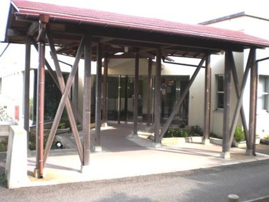 木製庇の玄関外観  